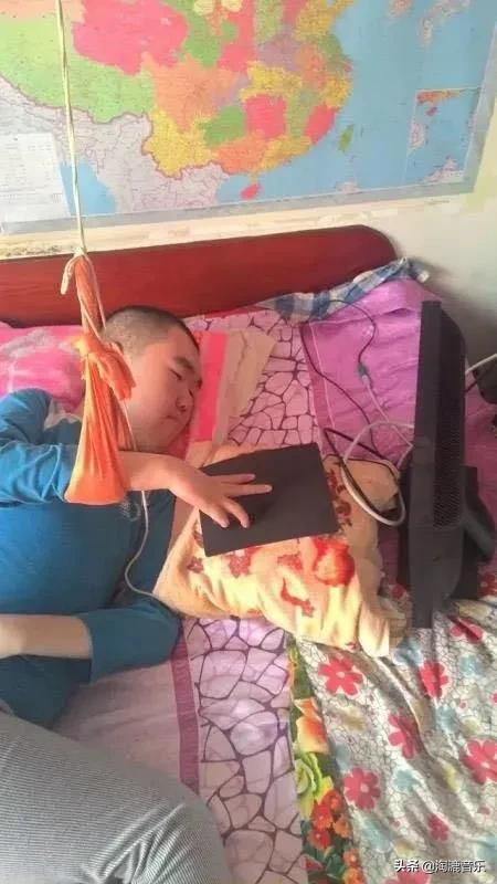 他是乐坛最特别的作词人，只有两根手指能动，却让20万人都哭了