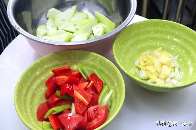 丝瓜作为夏季时令菜、和番茄绝配，维c含量高，简单一炒营养美味