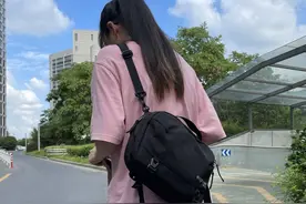 有了这款斜挎包！我就能成为街上亮眼的仔了图片
