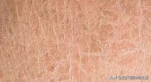 洗澡后涂身体乳搓泥