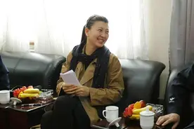 闫学晶首次与二胎小女儿同框直播，3岁小宝贝太萌了图片