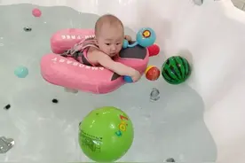 宝宝秋天游泳比夏天更好，这些好处你知道吗图片