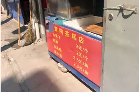 南京79岁大爷卖传统小吃，纯手工做了30年，2元1个出锅就抢光了图片