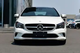 女子买新车发现“液体”！找商家讨说法被骂：坐后排喝饮料洒的吧图片