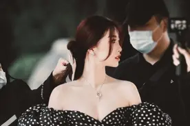 虞书欣露肩波点裙优雅性感，遇采访自问自答，宝藏女孩没跑了！图片