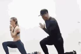 一个锻炼下肢的动作——弓步跳跃，提高身体爆发力、弹跳力！图片