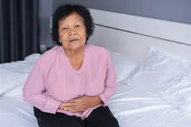 婆婆帮小姑子带了10年孩子，如今瘫痪让儿媳养老？儿媳不养离婚？图片