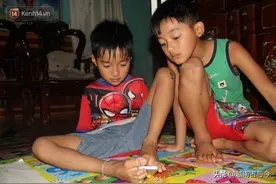 越南10岁无臂男孩以脚为手，酷爱画画，网友称让人敬佩图片