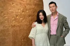 朱珠和老公一起看展做胎教，被王昀佳甜蜜搂怀中，孕晚期状态超赞图片