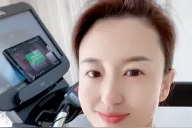 央视主持人张蕾晒健身视频，运动背心秀小蛮腰，素颜皮肤白到发光图片