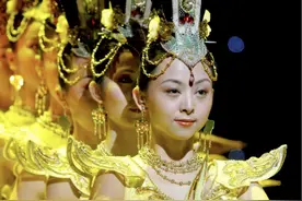 《千手观音》：21位聋哑人创造，春晚最震撼节目，幕后感人至深图片