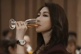 不愧是孙红雷老婆，穿一身白霸气十足，《扫黑风暴》演反派太绝图片