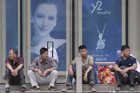工厂“女职工荒”频现，年轻女孩都去哪里赚钱了？图片