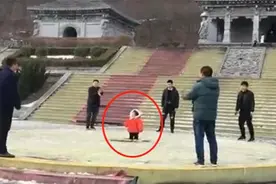 舅舅太多是啥体验？小奶娃一人“独享”8个舅舅：以后谁敢欺负？图片