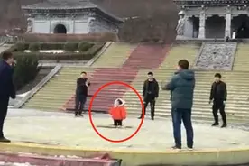 舅舅太多是啥体验？小奶娃一人“独享”8个舅舅：以后谁敢欺负？图片