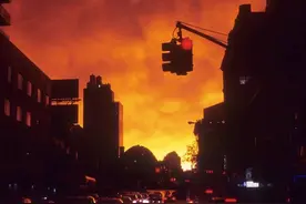 河南暴雨，她把女儿高高举起：如果你还活着，一定要记得我爱你图片