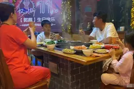 王楠夫妇为娃办生日会，一家四口同框，11岁儿子已拿乒乓小组冠军图片