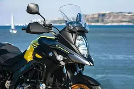 铃木这款中量级拉力车型，V型双缸水冷，20升油箱，9.58万元起图片