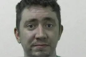 英国男子用带钉子的木棍殴打母亲被判刑，让妈妈像狗一样趴在地上图片