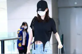 乔欣这打扮真抢镜，不规则短T恤配爱心长裤，休闲时髦很有少女感图片