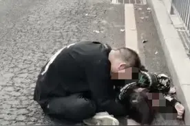 惊出冷汗！深圳一对男女相拥醉卧车流中，的姐及时发现报警图片