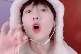 吃个桃桃的风小逸私底下可是硬汉，毫无“伪娘”气息图片