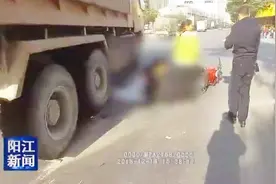 一大车抢灯变道刹车不及，撞上摩托致一人被碾压身亡视频封面