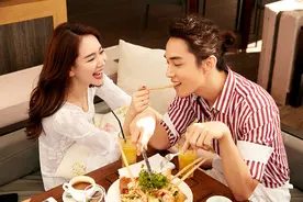 有个”吃软饭“的老公真好，管钱的戚薇，从来没有婚姻危机图片
