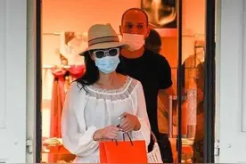 52岁邓文迪与猛男戏水，离婚7年换4个男友，曾获64亿赔偿图片