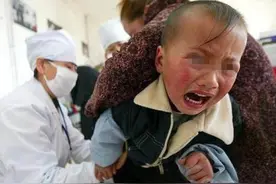 小男孩打针"碎碎念"走红，讨好护士又安慰自己，护士都被逗乐了图片