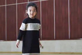 董璇女儿小酒窝与“许子言”同框拍写真，手拉手画风有爱图片