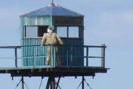 中俄两国边境，俄用“稻草人”站岗，再看到中国军人敬礼表示尊重图片