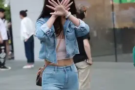 摄影：街拍身材超好的妹子不给看脸，欲遮还羞的样子更加可爱图片