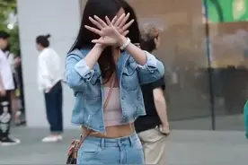 摄影：街拍身材超好的妹子不给看脸，欲遮还羞的样子更加可爱图片