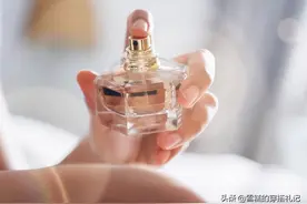 女人喷香水时，很容易犯的3个“基本错误”，不然味道易散还难闻图片