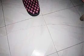 瓷砖有裂痕，不会整块换，教你几个小方法，轻松修复，不留痕！视频封面