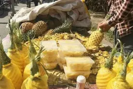 小贩削掉的菠萝皮，带些回家养花吧！制成肥料啥花都喜欢图片