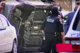 现场视频来了：俩少女持电击枪打劫，司机因此翻车被甩飞后身亡图片