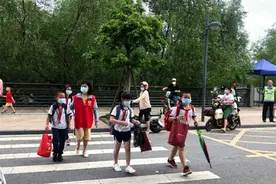 接娃放学现象被专家痛批，称阻碍孩子独立，被怒怼：你肯定没娃图片