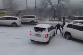 冬天开车需要注意哪些问题？冰雪路面安全驾驶技巧图片