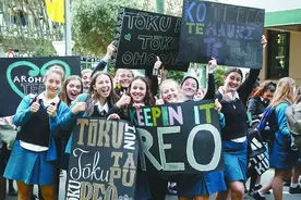 在新西兰学毛利语，会唱歌很重要图片