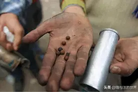 橡皮子弹的真正威力，命中即可将人放倒，4张图看着都怕图片