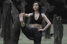 吕一活出了奔四女人羡慕的样子，素颜配上小腹肌，这状态绝了图片