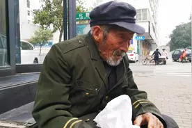 冷风中街头乞讨的大爷，言称讨碗热汤喝，到饭店之后剧情反转图片