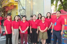 爱心陪考：一身红衣寓意鸿运当头 预祝高考学子金榜题名图片