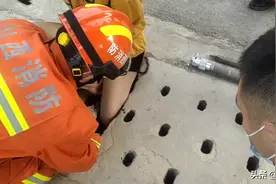 山西闻喜：女孩腿卡下水道盖板 消防紧急施救图片