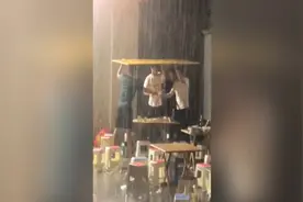 兄弟情谊！4名男子暴雨中顶纸板碰杯：全身湿透，但是值得图片
