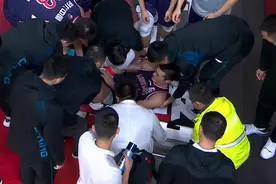 玻璃体质？28岁状元又受伤了，脚踝90度弯折，被担架直接带走图片