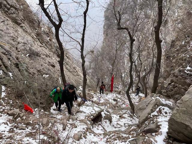 郑州驴友徒步经典户外线路，万丈梯刀背山穿越小长城黄金大草原