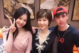 乒坛一姐烟酒不离身，拿下59块女乒金牌，二婚嫁小鲜肉老公！图片